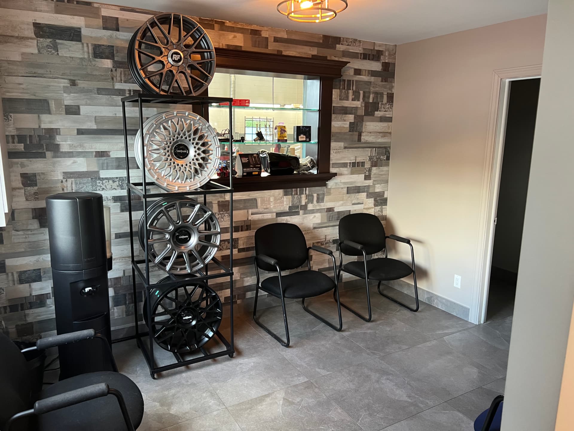 Salle d'attente avec présentation de roues